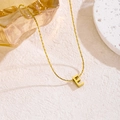 Nahaufnahme der goldenen Edelstahlkette mit einem minimalistischen Buchstaben-E-Anhänger - Buchstabe E