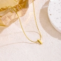 Detailansicht der goldenen Halskette mit I-Buchstaben-Anhänger auf feiner Schlangenkette - Buchstabe I