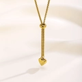 Collar con colgante de corazón de oro pulido y cadena de caja ajustable sobre fondo blanco - Corazón con Cordón