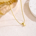 Detail der goldenen Buchstabe Z Halskette auf einer flachen Schlangenkette mit Schatten - Buchstabe Z