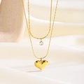 Elegante collar de doble capa dorado con corazón y circón sobre fondo de seda blanca - Strass de Corazón de Doble Capa (8968)