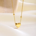 Makroaufnahme einer goldenen Herz-Halskette auf Seide mit eleganter Perlenkette im Detail - Herz Mit Perlen (8832)