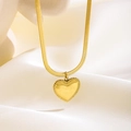 Primer plano del collar de cadena de serpiente dorada con colgante de corazón grabado - Corazón Inglés (8981)