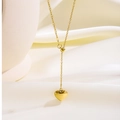 Detalle de collar con colgante de corazón dorado pulido sobre fondo de seda blanca - Corazón con Cordón (81351)