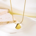 Detail of 18k gold starfish shell pendant necklace with elegant snake chain design - Fan Shaped Shell Necklace (Gold)
