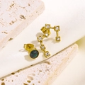 Detail von asymmetrischen Sternzeichen-Ohrringen mit Goldfinish und grünem Stein - Wassermann-Stil (Goldfarben)