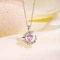 Detailansicht der silbernen Mondsichelkette mit rosa Herz-Edelstein auf Seidenstoff - Wassertropfen Rosa Strass (81444)