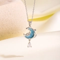 Makro-Detail der silbernen Mondkette mit blauem Inlay und Zirkonia-Anhänger in Birnenform - Ozean Wassertropfen Weißer Strass (81406)