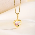 Makroaufnahme Herzanhänger mit rosa Emaille-Blumen und Perlen auf Goldkette - Herz-Stil / Herz Blume Perle Stil