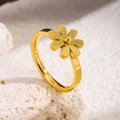 Minimalistischer Gold-Gänseblümchen-Ring aus poliertem Edelstahl auf Stein-Hintergrund - US 5 / Gold