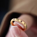 Vintage französischer Ring aus Gold-Titanstahl mit bunten Zirkon-Sternenanhängern - US 5 / FJ178 Bunter Sternenring - Gold