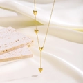 Collar en Y de acero inoxidable dorado con cuatro elegantes colgantes de corazón 3D - Borla de Corazón Puntiagudo (81074)