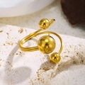 Detailansicht des 18K vergoldeten Rings mit geometrischen Kugeln und Gravur auf Stein - Drei Perlen / Gold