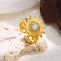 Detail eines 18K vergoldeten Sonnenrings mit Opalstein und funkelnden Zirkonsteinen - Sonnenblume / Gold