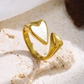 Details eines 18K vergoldeten Edelstahlrings mit herzförmigem Perlmutt-Inlay auf Stein - Herz Weiße Muschel (3337) / Gold