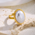 Detail eines eleganten vergoldeten Rings mit großer weißer ovaler Perle auf Steinbasis - Perlenring (3342) / Gold