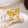 Makro-Detail des 18K vergoldeten Schmetterlingsrings mit poliertem, doppelreihigem Band - Hohler Schmetterling / Gold