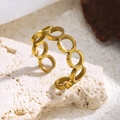 Nahaufnahme eines hohlen, kreisförmigen, 18K vergoldeten Edelstahlrings auf Stein - Hohler Kreis / Gold