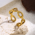 Makro-Detail des 18K vergoldeten Kettenglied-Rings auf natürlichem Stein - Hohl oval / Gold