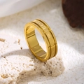 Nahaufnahme des 18K vergoldeten Edelstahlrings mit B14-Prägung und floralen Mustern - Mattiert 1314 / Gold
