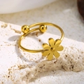 Makroaufnahme des 18K vergoldeten Edelstahl-Rings mit filigranem Gänseblümchen-Detail - Kleine Margerite (3308) / Gold