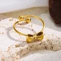 Detailansicht eines 18K vergoldeten Schleifenrings mit Knoten auf strukturiertem Stein - Schmetterlingsknoten (3303) / Gold