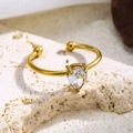 Detail eines 18K vergoldeten offenen Rings mit Zirkonia und Kugeln auf Steinstruktur - Herz Weißer Zirkon (3355) / Gold