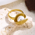 Detail eines 18K vergoldeten Muschelrings mit glänzender weißer Perle auf Stein - Perlenmuschel (3360) / Gold