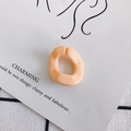 Détail d'une bague ouverte en résine mate orange avec une forme carrée irrégulière - Anneau ouvert irrégulier (1#) / Orange Chaud