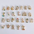 Flache Ansicht bunter Emaille-Buchstabenanhänger mit Blumen auf Goldlegierung - Gemischter Stil