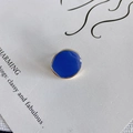Gros plan d'un accessoire de boucle d'oreille géométrique irrégulier en émail bleu - Bleu Foncé (6#)