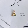 Makroaufnahme von goldfarbenem Buchstabe A Anhänger mit rosa Schmetterling und Blume - Buchstabe A
