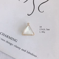 Vue détaillée du pendentif triangle doré 17x16,5mm avec incrustation de nacre iris - Style Triangle (1#)
