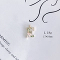 Detailaufnahme von Emaille-Buchstabe E Anhänger mit pinkem Vogel und Blumen - Buchstabe E