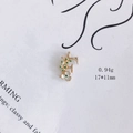 Makroaufnahme des 17x11mm Goldbuchstaben F Anhängers mit Blättern und Blumen - Buchstabe F