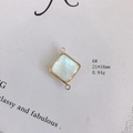 Détail macro d'une breloque losange dorée 21x16mm avec incrustation de nacre - Connecteur Losange à Double Boucle (6#)