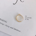 Détail d'un pendentif rond en nacre à bord doré de 16,5x14mm pour la création de bijoux - Petit Pendentif Rond (7#)