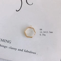 Vue macro d'un pendentif hexagonal en nacre de 14,5x13,5mm pour bijoux DIY - Pendentif Hexagonal (8#)
