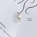 Detailansicht eines Blumenanhängers mit rosa Emaille und grünen Steinen, 18x9 mm - Buchstabe J