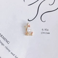 Makro-Detail von Schwan-Blumen-Anhänger aus Legierung, Maße 17x11mm und Gewicht 0,92g - L