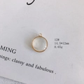 Vue détaillée du pendentif rond en nacre translucide 14,5x12mm avec cadre doré - Pendentif Rond en Coquillage (12#)