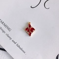 Detail eines roten Sternanhängers mit Zirkonia und Vergoldung für DIY-Schmuck - Rot