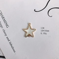 Détail macro d'un pendentif étoile 18x16mm avec cadre doré et insert en nacre blanche - Pendentif Étoile à Cinq Branches (13#)