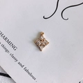 Detailaufnahme eines Blumenanhängers mit Zirkonia für DIY-Schmuck mit goldener Basis - Transparent