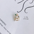 Detail eines rosa-weißen Hasenanhängers, Emaille-Finish, 17x11 mm, 1,43 g Gewicht - Buchstabe O