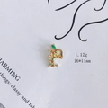 Makroaufnahme von Buchstaben-P-Anhänger mit grüner Emaille und kleinem gelbem Vogel - Buchstabe P