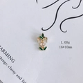 Makroaufnahme von 16x10mm Blumen-Emaille-Anhänger mit Goldbasis für DIY-Schmuck - Buchstabe T