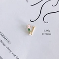 Detailansicht der rosa Emaille-Blume und grünen Blätter am goldenen Anhänger Buchstabe V - Buchstabe V
