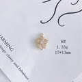 Détail macro d'un connecteur fleur doré avec zircons blancs et boucles de connexion - Taille 6