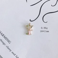 Makroaufnahme von Buchstaben-Y-Anhänger mit rosa Hase und grüner Emaille-Blume - Buchstabe Y